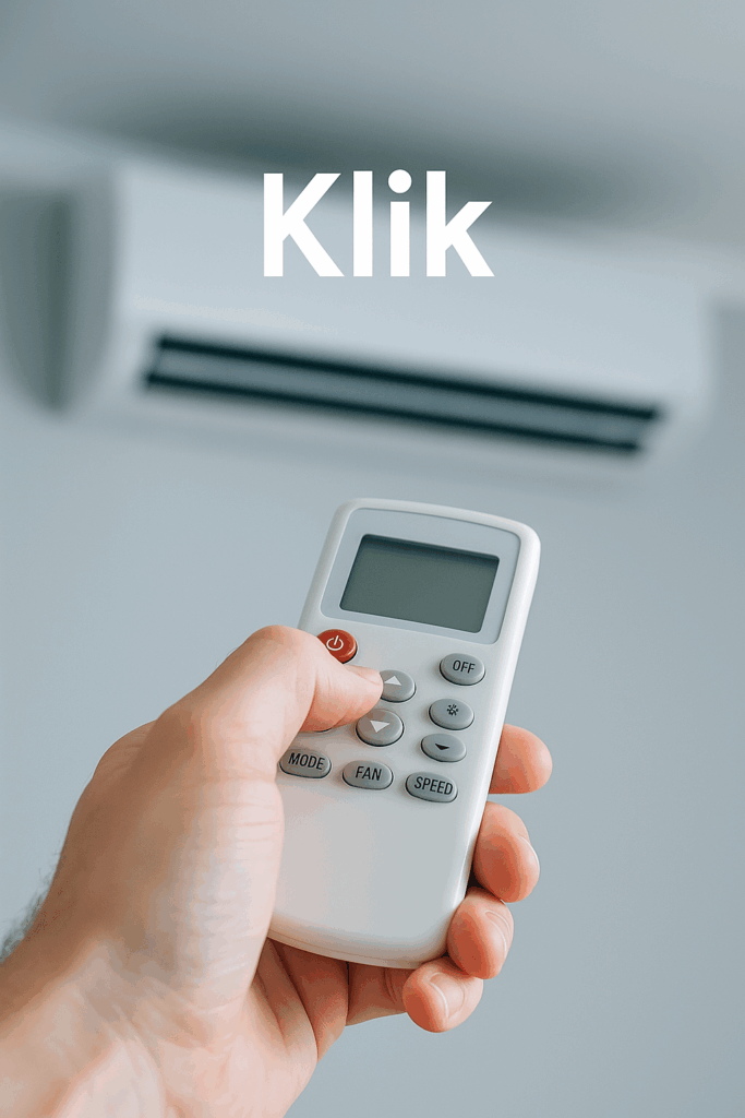 Ruka pritiska tipku za uključivanje na daljinskom upravljaču klime; u pozadini blago zamućena unutarnja jedinica na zidu.